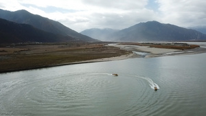 西藏雅鲁藏布大峡谷尼洋河游艇航拍原始素材0272秒视频