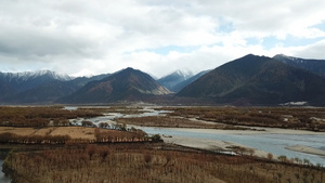 西藏雅鲁藏布大峡谷尼洋河航拍原始素材0432秒视频