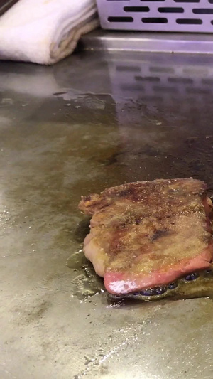 煎鹅肝与切三文鱼自助餐17秒视频
