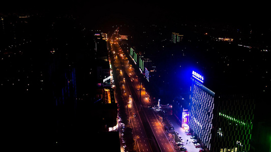 夜景实拍道路交通穿梭延时摄影视频