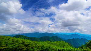 蓝天白云下的山峦叠嶂15秒视频