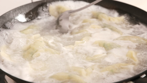 饺子在沸腾的水里翻腾煮熟13秒视频