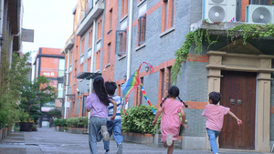 孩子们奔跑着放风筝7秒视频