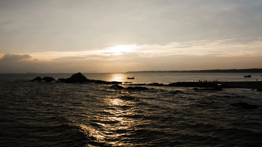 茂名浪漫海岸海边夕阳航拍视频