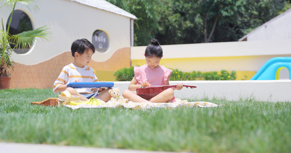 8K夏日可爱小朋友坐在院子里开心弹琴视频