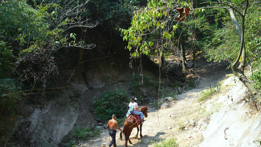 湖南5A级旅游景区崀山骑马爬山欣赏风景的游客慢镜头升格4k素材视频