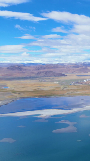航拍蓝天白云下的湖畔湖心蓝色湖水唯美风景91秒视频