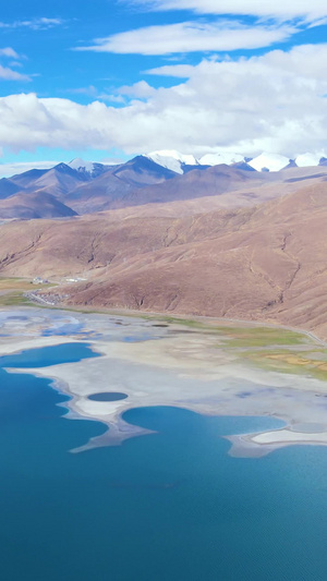 航拍蓝天白云下的湖畔湖心蓝色湖水壮美中国91秒视频