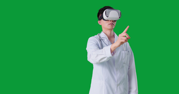 男青年医生带VR眼镜点击虚拟悬浮屏幕操作视频