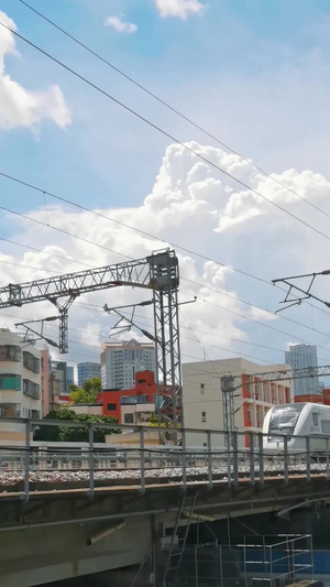 穿梭在城市间呼啸而过的高铁和谐号竖屏竖构图40秒视频