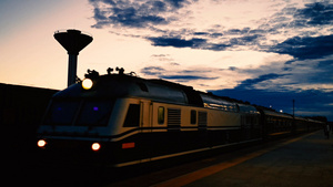 4K夜幕降临时分驶进新疆库车火车站的列车 47秒视频