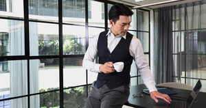 一个商务男士靠在会议桌前办公喝咖啡20秒视频