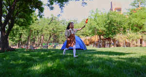 小女孩在草地上举着风车开心奔跑8秒视频
