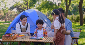 一家四口在露营地玩游戏开心欢呼庆祝26秒视频