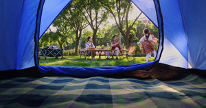 透过帐篷一家四口在露营地开心玩耍19秒视频