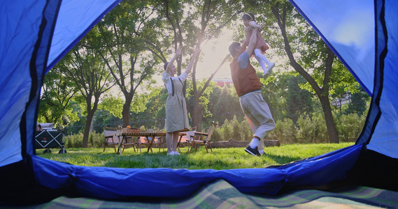 透过帐篷一家四口在露营地开心玩耍视频