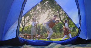透过帐篷一家四口在露营地开心玩耍27秒视频