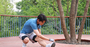 一个年轻男人做拉伸运动19秒视频