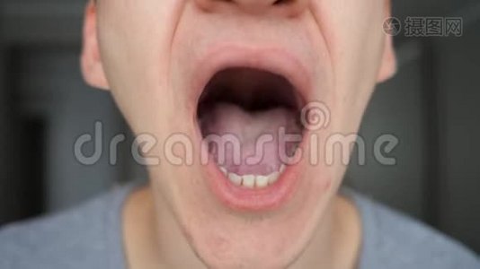 特写镜头显示他的嘴、舌头和牙齿视频
