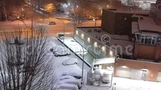 冷雪冬夜的车流及停车场鸟瞰图视频