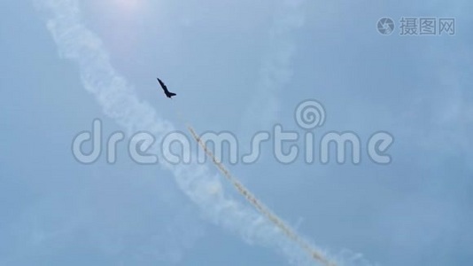 苏-35飞机正飞向太空，就像火箭破云到达恒星一样。视频