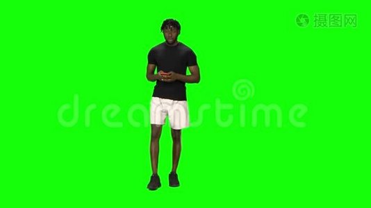 美国黑人男子正在绿色屏幕上行走和发短信给他的手机。 前景。视频