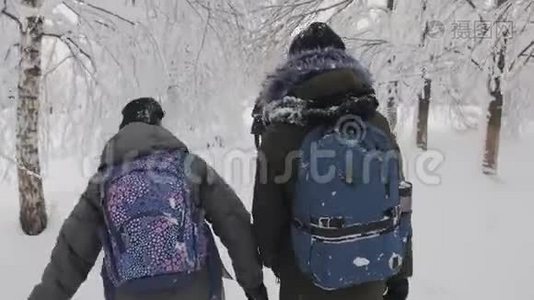 女学生在冬天和学校附近的朋友在一起。 冬天下雪。视频