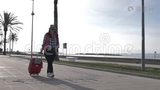 女游客带着一个手提箱沿着长廊走视频