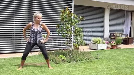 老年妇女通过健身橡皮锻炼身体视频