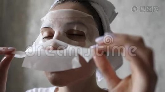 用面膜清洁和滋润女性皮肤。 含有生物成分的天然化妆品视频