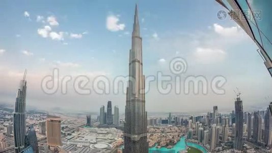 迪拜市中心的全景式天际线，从购物中心、喷泉和哈利法塔从白天到晚上的空中延伸视频