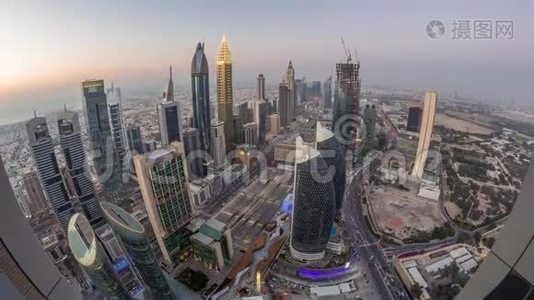 阿联酋迪拜SheikhZayed路和DIFC建筑的天际线昼夜间隔。视频