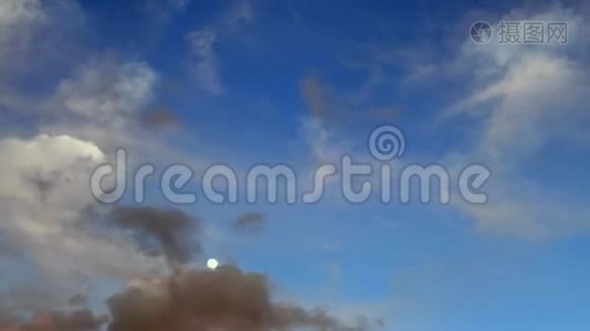 晴天天空中云和月的时间流逝视频