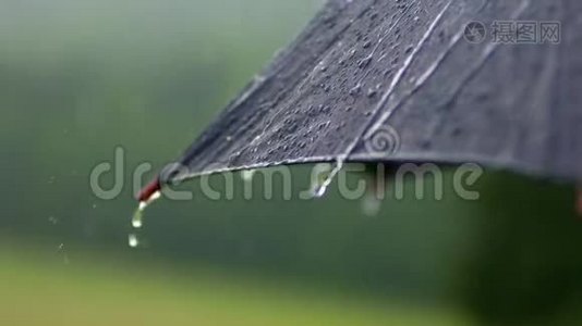 关上落在伞上的雨滴视频