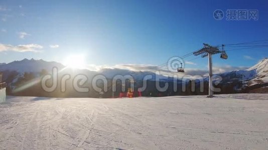 冬季山景全景与滑雪坡和滑雪电梯在阳光明媚的一天。视频
