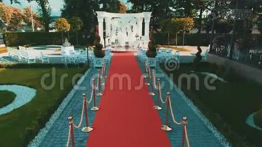 在美丽的婚礼设置与白色原型和红地毯的鸟瞰。视频
