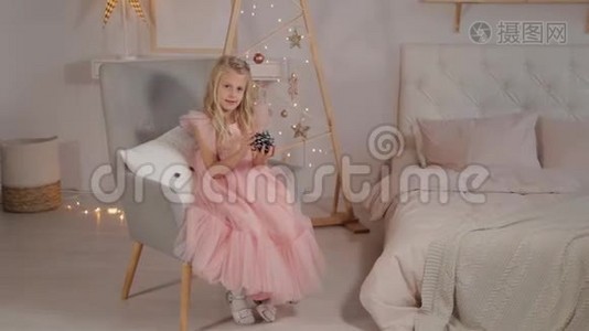 一个九岁的女孩在新年装饰手里拿着一个新年玩具。 2020年新年。视频