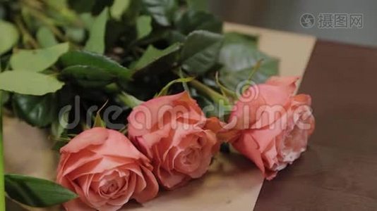 桌上花束的美丽花朵。视频
