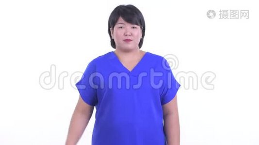 快乐超重的亚洲女商人挥手致意视频