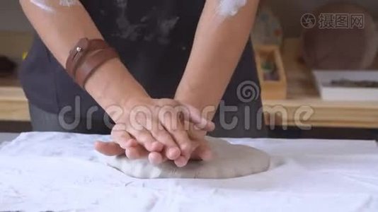 女雕塑家正在挖泥捏泥制作陶器陶瓷.. 艺术和手工艺造型创作..视频