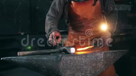 铁匠用锤子锻造金属视频