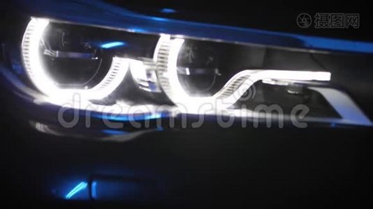 宝马7系自适应LED光学，近景，彩光和烟雾视频