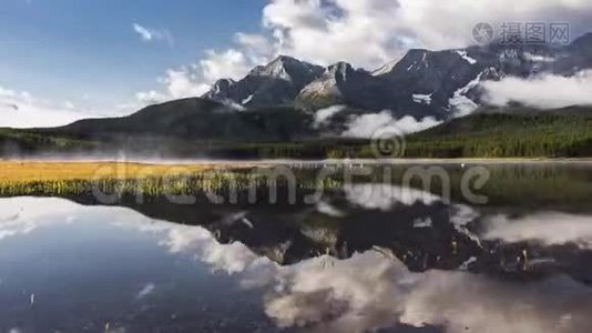 4时间流逝的电影视频电影《移动时间流逝的云彩挂在山上，慢慢地随着奇迹升起》视频