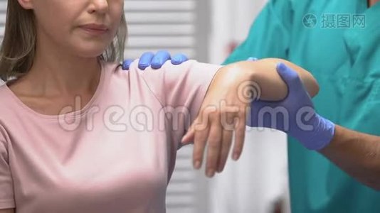 康复学家移动女性病人的手，创伤或手术后的治疗视频