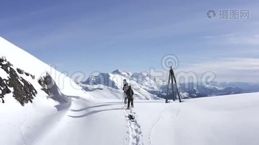提供设备和雪鞋的滑雪板、徒步旅行的雪山无人机近景视频