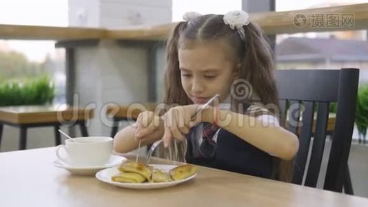 学生小学独自在自助餐厅吃饭。视频