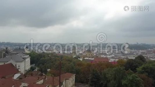 利沃夫市中心的俯视图-树木、房屋和教堂。 卓越的乌克兰城市从上面。 美丽美丽视频