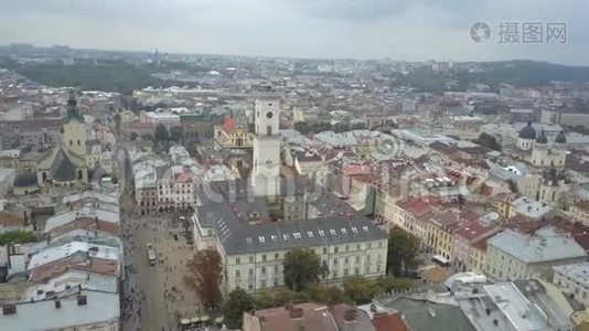 位于市中心的利沃夫杰出市政厅上方的美丽镜头。 令人困惑的俯视图视频