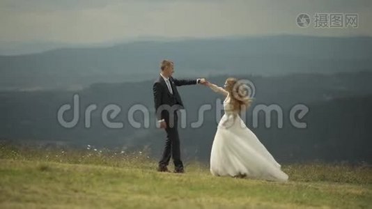 新郎新娘在山上玩得开心。 结婚。 新娘在跳舞视频
