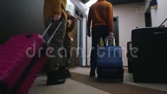一家人走进旅馆的房间-拖着他们的行李视频